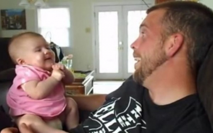 Clipul care a devenit viral pe net. Ce i-a spus o fetita de doua luni tatalui ei. VIDEO