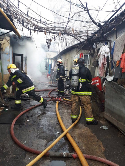 O casa din centrul capitalei a fost cuprinsa de flacari. IGSU: proprietara, transportata la spital cu arsuri grave - FOTO