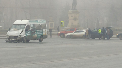 Impact violent in fata monumentului Stefan cel Mare: un microbuz cu pasageri s-a ciocnit cu un BMW - FOTO Impact violent in fata monumentului Stefan cel Mare: un microbuz cu pasageri s-a ciocnit cu un BMW - FOTO