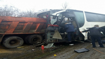 Un autobuz plin cu moldoveni a izbit frontal un camion, pe o sosea din Sankt Petersburg: cinci persoane, transportate la spital. Cum s-a produs impactul - VIDEO/FOTO Un autobuz plin cu moldoveni a izbit frontal un camion, pe o sosea din Sankt Petersburg: cinci persoane, transportate la spital. Cum s-a produs impactul - VIDEO/FOTO