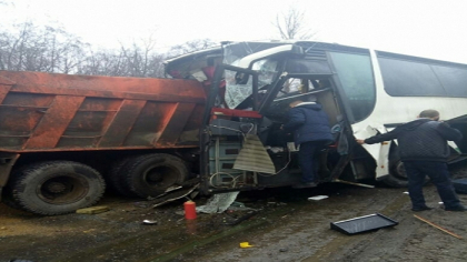 Accidentul de la Sankt Petersburg, unde un autobuz plin cu moldoveni a intrat violent intr-un camion: soferul autobuzului este moldovean si a fost internat intr-un spital din Rusia Accidentul de la Sankt Petersburg, unde un autobuz plin cu moldoveni a intrat violent intr-un camion: soferul autobuzului este moldovean si a fost internat intr-un spital din Rusia