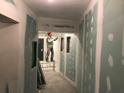 Cei mai multi dintre locatarii blocului de la Rascani se pot intoarce acasa: nerabdatori, oamenii s-au adunat in fata cladirii si asteapta sa intre in apartamente. Cum arata locuintele de la etajele distruse de explozie - GALERIE FOTO
