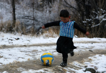 Copilul afgan care si-a facut tricou cu Messi dintr-o punga de plastic, obligat sa fuga de acasa - FOTO Copilul afgan care si-a facut tricou cu Messi dintr-o punga de plastic, obligat sa fuga de acasa - FOTO