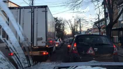 Doua accidente rutiere ingreuneaza circulatia. Strazile din capitala pe care trebuie sa le eviti ca sa nu stai prins in trafic - FOTO Doua accidente rutiere ingreuneaza circulatia. Strazile din capitala pe care trebuie sa le eviti ca sa nu stai prins in trafic - FOTO