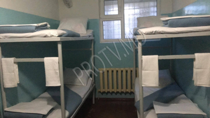 Camere cu patru paturi, un geam si o chiuveta. Cum arata celulele din izolatorul CNA - GALERIE FOTO Camere cu patru paturi, un geam si o chiuveta. Cum arata celulele din izolatorul CNA - GALERIE FOTO