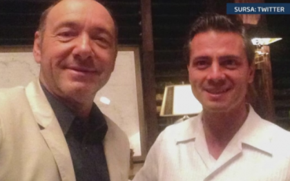 Selfie-ul care a starnit un scandal politic in Mexic. Ce suma ar fi primit actorul Kevin Spacey pentru o poza cu presedintele Nieto Selfie-ul care a starnit un scandal politic in Mexic. Ce suma ar fi primit actorul Kevin Spacey pentru o poza cu presedintele Nieto