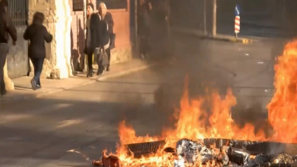 Cel putin trei oameni au murit, dupa ce masina in care se aflau a fost inghitita de suvoaie, in Cipru - VIDEO Cel putin trei oameni au murit, dupa ce masina in care se aflau a fost inghitita de suvoaie, in Cipru - VIDEO