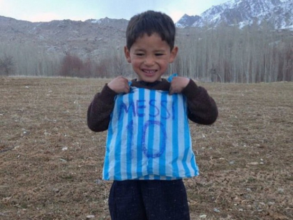Veste trista despre copilul afgan care si-a facut tricou cu Messi dintr-o punga de plastic - FOTO Veste trista despre copilul afgan care si-a facut tricou cu Messi dintr-o punga de plastic - FOTO