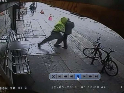 Imagini socante filmate pe strada. Barbat impins sub rotile unui camion de un trecator - VIDEO