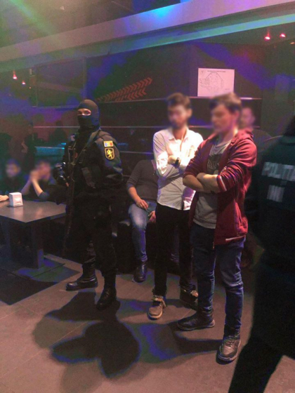 Mergeau la cluburile de noapte din capitala nu pentru distractie, dar ca sa vanda diferite tipuri de droguri. Patru persoane, retinute. Schema prin care actionau - FOTO/VIDEO
