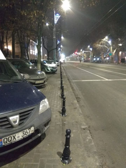 I-au pus, dar degeaba? Nici pilonii instalati pe bulevardul Stefan cel Mare nu-i impiedica pe soferi sa-si parcheze masinile acolo - FOTO I-au pus, dar degeaba? Nici pilonii instalati pe bulevardul Stefan cel Mare nu-i impiedica pe soferi sa-si parcheze masinile acolo - FOTO