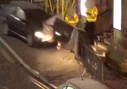 Momentul socant in care un tanar beat intra cu masina in paznicii unui club, dupa ce a fost dat afara - VIDEO Momentul socant in care un tanar beat intra cu masina in paznicii unui club, dupa ce a fost dat afara - VIDEO
