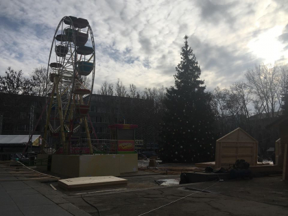 Pe bradul guvernului au aparut globulete, iar langa pom a fost instalat caruselul de 20 de metri inaltime. Cum merg pregatirile pentru amenajarea Targului de Craciun - GALERIE FOTO Pe bradul guvernului au aparut globulete, iar langa pom a fost instalat caruselul de 20 de metri inaltime. Cum merg pregatirile pentru amenajarea Targului de Craciun - GALERIE FOTO