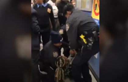 Copil de un an din SUA, tras cu brutalitate de un politist din bratele mamei - VIDEO