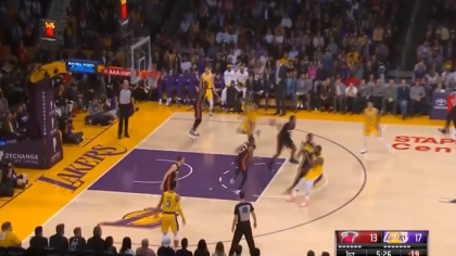 Duel electrizant in Liga Americana de Baschet. Meciului dintre Los Angeles Lakers si Miami Heat a fost tensionat pana la fluierul final - VIDEO Duel electrizant in Liga Americana de Baschet. Meciului dintre Los Angeles Lakers si Miami Heat a fost tensionat pana la fluierul final - VIDEO