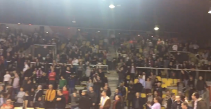 Momentul in care oamenii blocati pe un stadion canta Marseilleza, in memoria victimelor din Strasbourg - VIDEO