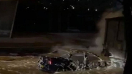 Un taxi cu instalatie GPL a ars in totalitate, dupa ce s-a izbit de un autocamion care stationa pe marginea unui drum din capitala. Ce facea soferul in momentul impactului - FOTO
