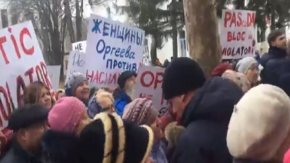 Protest si antiprotest la Judecatoria Orhei, acolo unde are loc sedinta de judecata in cazul fostului politist de frontiera, Gheorghe Petic: "Rusine, Sor la puscarie", "Violatorii, afara din Orhei" - VIDEO