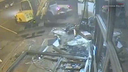 Doi hoti au spart o banca cu excavatorul. Cu ce prada au plecat