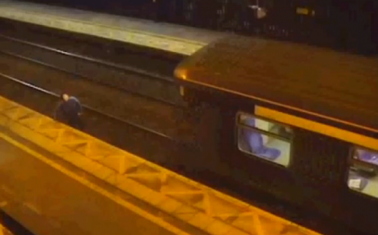 Gest inconstient al unui barbat, care a sarit in fata unui tren ca sa il opreasca. Ce s-a intamplat cu tanarul apoi. VIDEO Gest inconstient al unui barbat, care a sarit in fata unui tren ca sa il opreasca. Ce s-a intamplat cu tanarul apoi. VIDEO