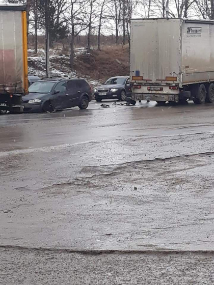 Trei vehicule, printre care un taxi si un TIR s-au ciocnit intre ele, pe soseaua Balcani: una dintre masini a ramas fara roti - GALERIE FOTO