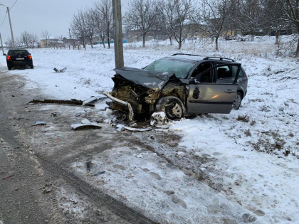 Doi soti din Orhei au ajuns la spital, dupa ce masina in care se aflau a fost izbita de un alt automobil, la volanul caruia se afla un politist -  FOTO