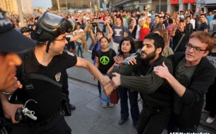 Proteste violente in Istanbul. Un om a murit impuscat in cap, de politie, in timp ce se afla la funeraliile unei rude