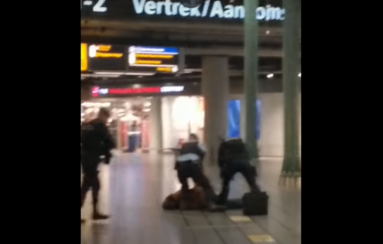 Roman arestat pe aeroport in Amsterdam. A scos cutitul si a spus ca are "ceva" in geanta - VIDEO