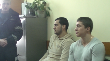 Cei doi luptatori K1, Aurel Ignat si Mihai Pargaru, acuzati ca ar fi omorat in bataie un tanar, in fata unui club de noapte, la judecatorie: urmau sa fie audiati martori, insa examinarea dosarului a fost amanata - VIDEO