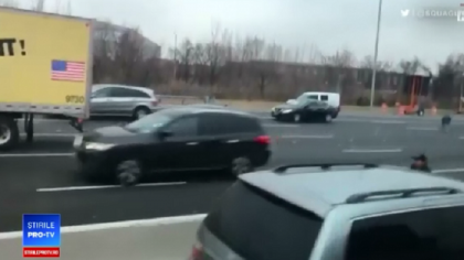 Ploaie cu bani pe o autostrada din SUA. 300.000 de dolari, imprastiati pe sosea. Zeci de soferi s-au oprit sa adune bancnote: "O, Doamne, cati bani" - VIDEO