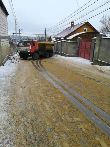 Chiar si autospeciala care imprastie nisip pe drum luneca pe carosabil din cauza ghetusului. Imaginile surprinse pe un drum din Truseni - FOTO