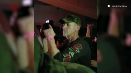 Imagini emotionante la un concert. Ce face o tanara pentru tatal ei surd