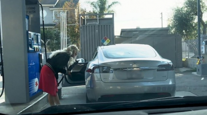 Momentul in care o femeie incearca sa alimenteze cu combustibil o masina Tesla. Imaginile surprinse intr-o benzinarie - VIDEO