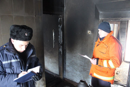 Salvatorii au trei versiuni in cazul incendiului de la Nisporeni, unde trei persoane, printre care si un copil de 6 ani, au ars de vii. De la ce ar fi pornit flacarile