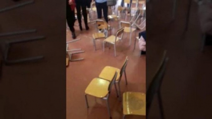Bataie intre parinti pentru un loc in fata la serbarea de Craciun a celor mici - VIDEO