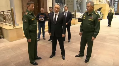 Putin a admirat "trofeele de razboi" capturate in Siria. Ce era ascuns intr-o jucarie de plus - VIDEO
