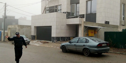 Acces interzis in cartierul lui Tutu. Deputatul urmeaza sa se mute in casa noua, intr-un imobil care se construieste la marginea Chisinaului, pe un teren pe care alesul poporului l-a procurat de la un personaj judecat - ZdG.md