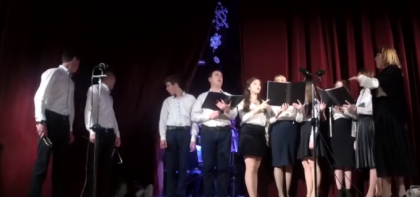 Momentul in care membrul unui cor cade secerat de pe scena. Reactia dirijorului - VIDEO Momentul in care membrul unui cor cade secerat de pe scena. Reactia dirijorului - VIDEO