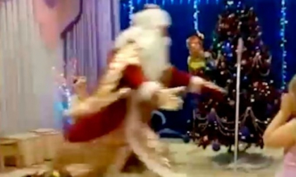 Momentul in care un Mos Craciun se prabuseste si moare in fata unor copii - VIDEO Momentul in care un Mos Craciun se prabuseste si moare in fata unor copii - VIDEO