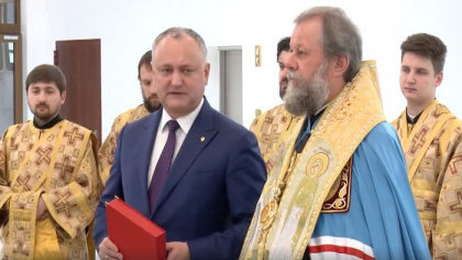 Filmuletul postat de Dodon pe facebook, dupa ce l-a adus pe Mitropolitul Vladimir ca sa-i sfinteasca Presedintia, renovata de turci - VIDEO