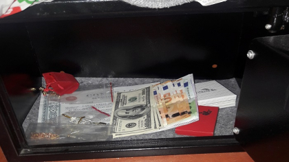 Fabricau droguri si le vindeau pe internet. Sapte tineri, retinuti de autoritati. Procurorii le-au gasit laboratoarele, iar indivizii le-au aratat cum produceau drogurile. Schema prin care actionau - FOTO