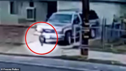 Imaginile sunt socante. Un barbat a trecut cu masina peste nepotica de 2 ani si a fugit - VIDEO Imaginile sunt socante. Un barbat a trecut cu masina peste nepotica de 2 ani si a fugit - VIDEO
