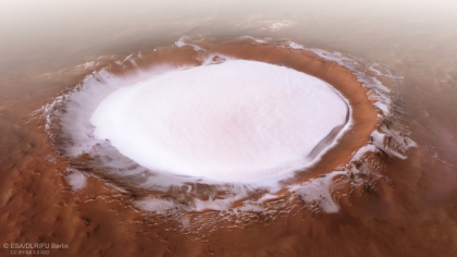 Crater urias plin cu gheata, descoperit pe Marte. Imagini impresionante - FOTO Crater urias plin cu gheata, descoperit pe Marte. Imagini impresionante - FOTO
