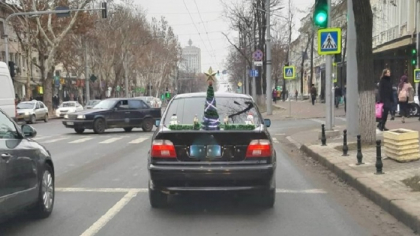Merge peste tot cu... bradul. Omul care cel mai tare se bucura de Craciun: si-a instalat un brad pe BMW si a iesit la plimbare pe strazile din capitala - GALERIE FOTO