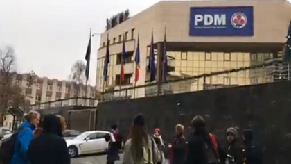 Protest cu tobe in fata sediului Partidului Democrat. Occupy Guguta :"Cate Porsche-uri in MD, toate sunt de la PD" - VIDEO Protest cu tobe in fata sediului Partidului Democrat. Occupy Guguta :"Cate Porsche-uri in MD, toate sunt de la PD" - VIDEO
