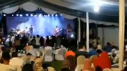 Momentul in care valul tsunami loveste in timpul unui concert in Indonezia - VIDEO