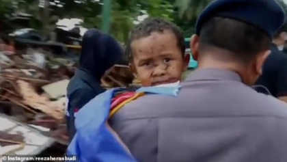 Momentul in care un copil de 5 ani a fost salvat la 12 ore dupa ce tsunami-ul a lovit Indonezia - VIDEO Momentul in care un copil de 5 ani a fost salvat la 12 ore dupa ce tsunami-ul a lovit Indonezia - VIDEO