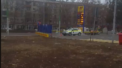 Alerta langa o statie peco din capitala. Cativa muncitori care faceau sapaturi au gasit un obiect suspect si au sunat imediat la politie: zona a fost incercuita. Sunt asteptati genistii - VIDEO