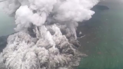 Momentul eruptiei vulcanului din Indonezia. Ar putea urma un nou tsunami devastator