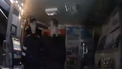 Un tanar din capitala, prins de politisti in timp ce fura dintr-un magazin de la Botanica: a spart geamul cu o piatra, a intrat si a inceput sa puna in geanta tot ce gasea - VIDEO Un tanar din capitala, prins de politisti in timp ce fura dintr-un magazin de la Botanica: a spart geamul cu o piatra, a intrat si a inceput sa puna in geanta tot ce gasea - VIDEO
